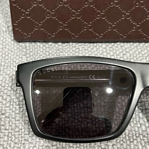 Gucci Black and Brown polarized Sunglasses with Case - Picture 3 of 9